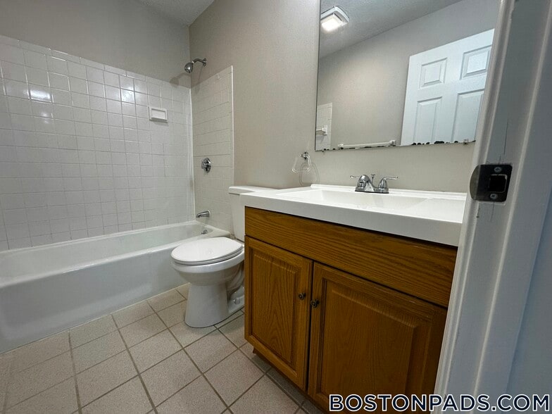 Building Photo - 15 Kenmar Dr
