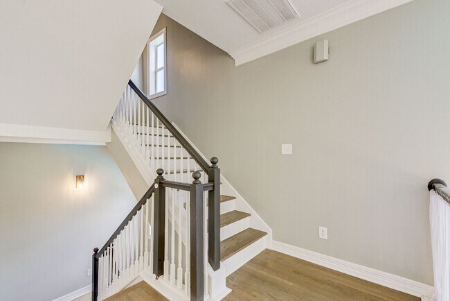 Building Photo - 3 bed, 3/1 bath updated townhome in the he...