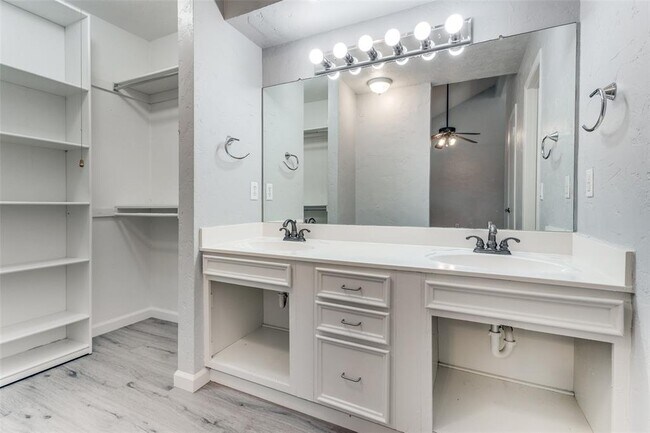 Building Photo - 4 Oakbrook Dr