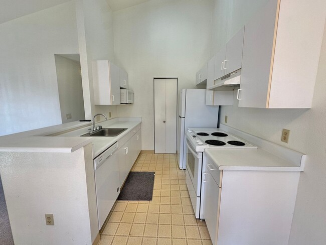 Building Photo - 2 Bedroom / 2 Bathroom with a patio and 2 ...