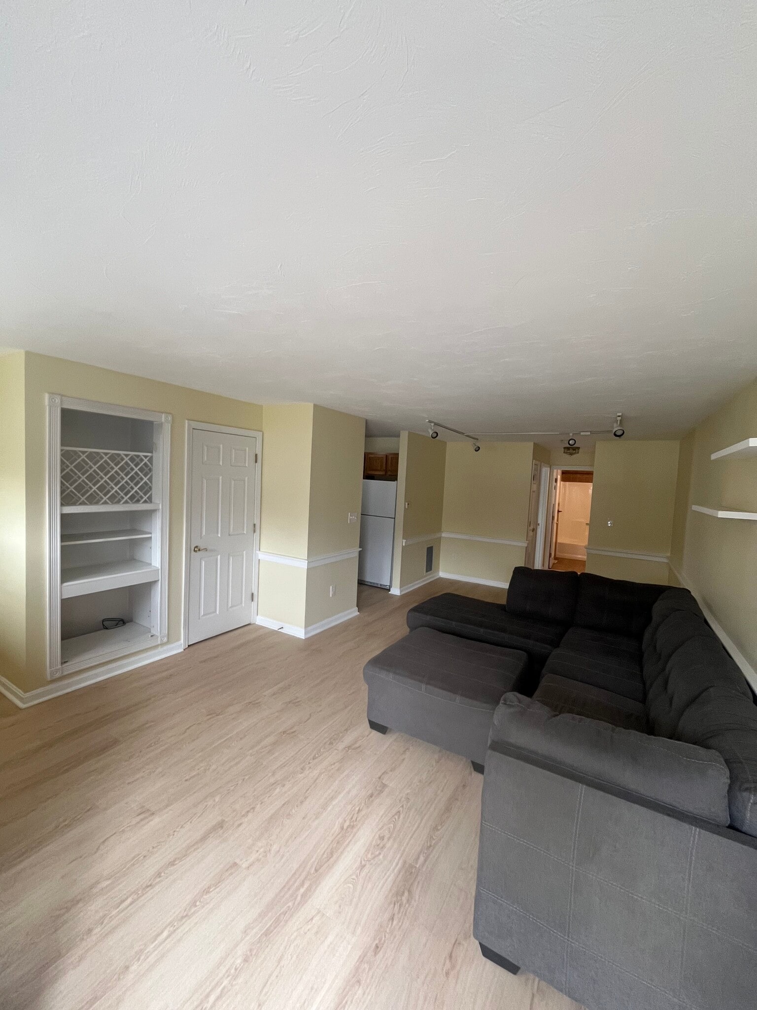 Building Photo - 48 Hobart Ln