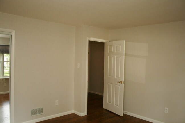 Building Photo - 576 Manor Rd