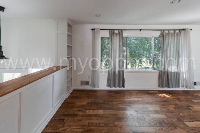 Building Photo - Stunning 3 Bedroom / 2.5 Bathroom | S. 48t...