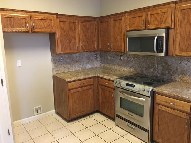Building Photo - GORGEOUS CLOVIS UNIFIED 4 BEDROOM HOME!
