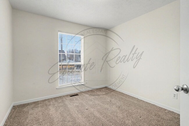 Building Photo - Three Bedroom Brick Home in Hendersonville!