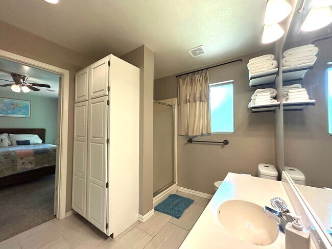 Building Photo - One level 3 bed/2 bath spacious home with ...