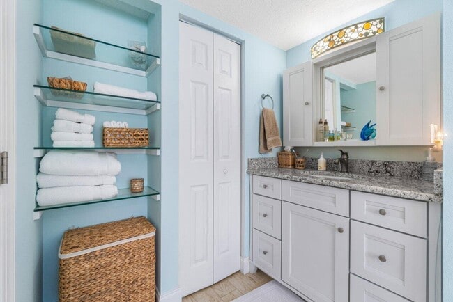 Building Photo - 1140 Lake Shore Dr