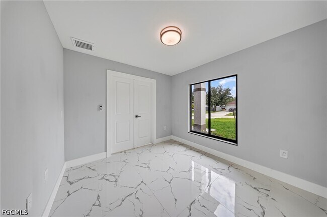 Building Photo - 738 Sunrise Blvd