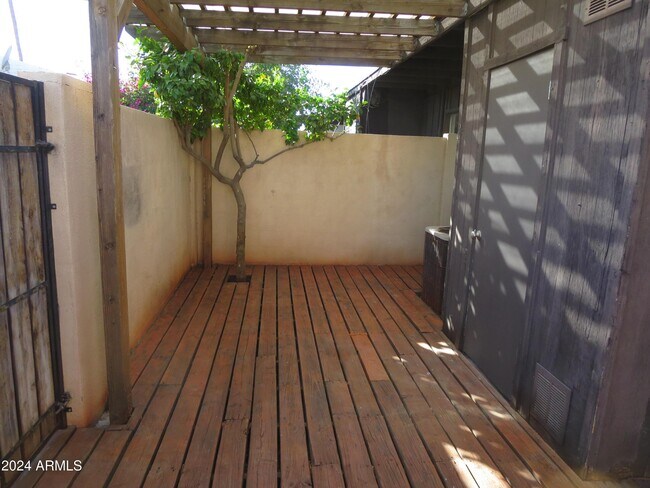 Building Photo - 1450 E Bethany Home Rd