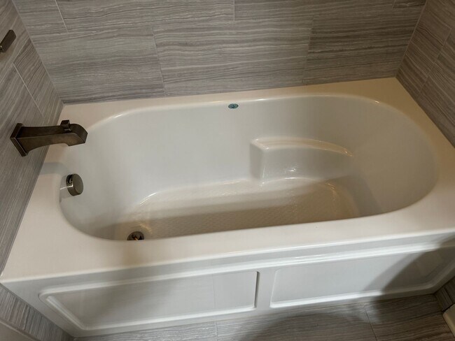 Building Photo - Gated community with community POOL!!!!