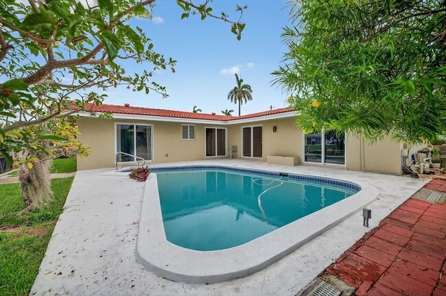 Building Photo - 1460 NE 57th Ct