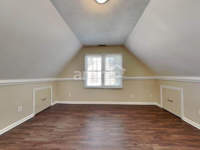 Building Photo - 537 Hanska Way