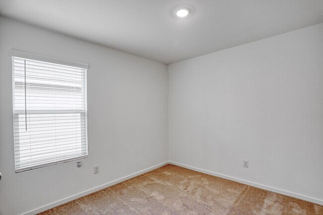 Building Photo - 803 Ginkgo Wy