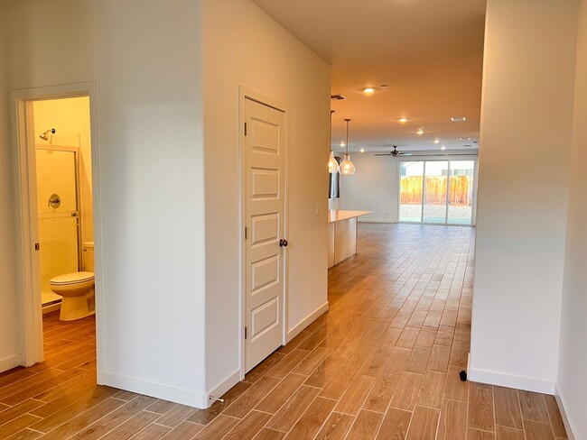 Building Photo - Northwest Bakersfield