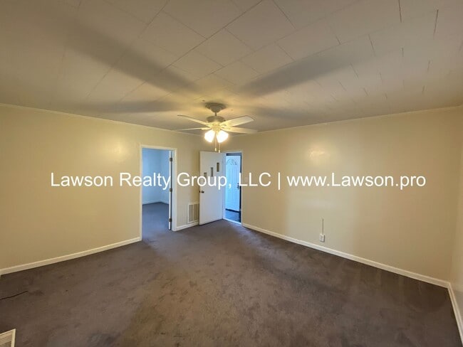 Building Photo - One Level Living with Nice Yard