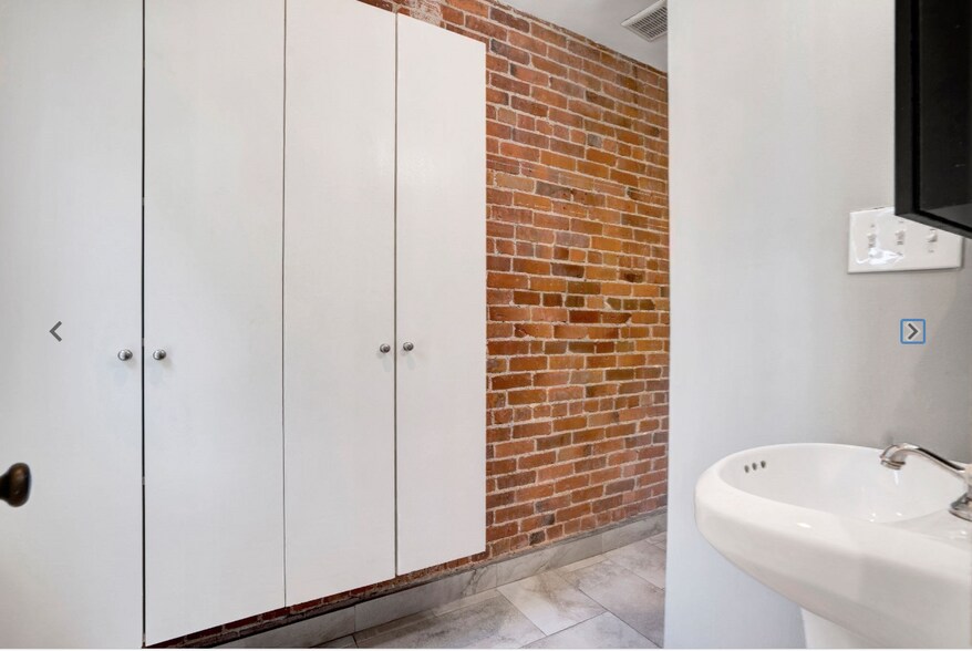 Building Photo - 151 Highland St