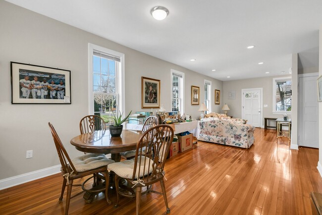 Building Photo - 11 Lakeside Ave