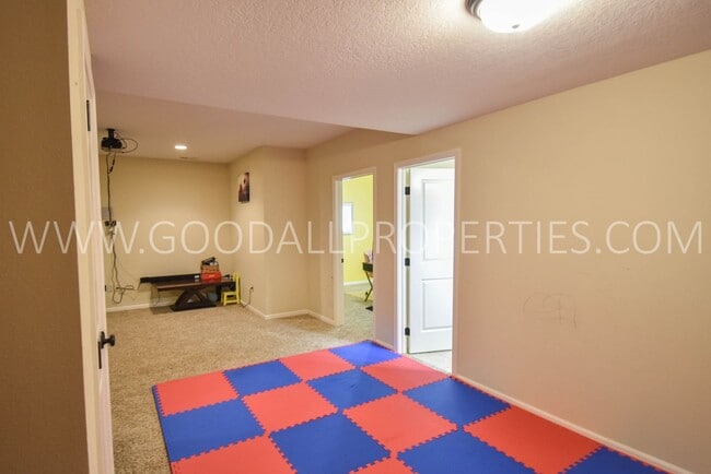 Building Photo - 5 Bedroom Home with Fenced Yard, and 3 Car Garage in Waukee
