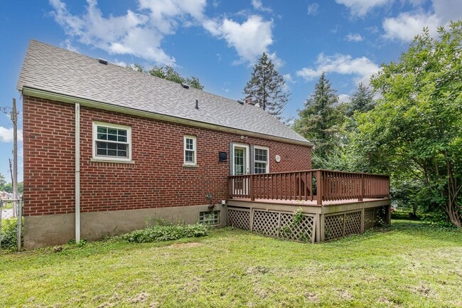 Building Photo - Stunningly Renovated 4 Bedroom 1 Bathroom ...