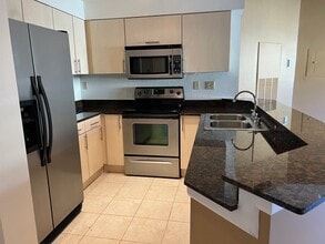 Building Photo - Pretty, updated 1 bed, 1 bath in Fort Lauderdale