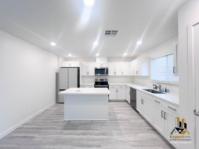 Building Photo - 2081 Blue Star Dr