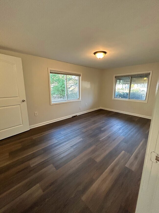 Building Photo - 15931 Deering St