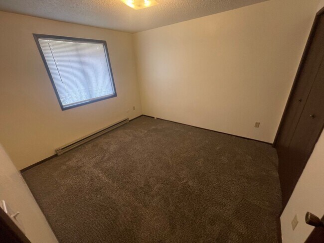 Building Photo - Ground Floor 2 Bed, 1 Bath near Upriver & ...