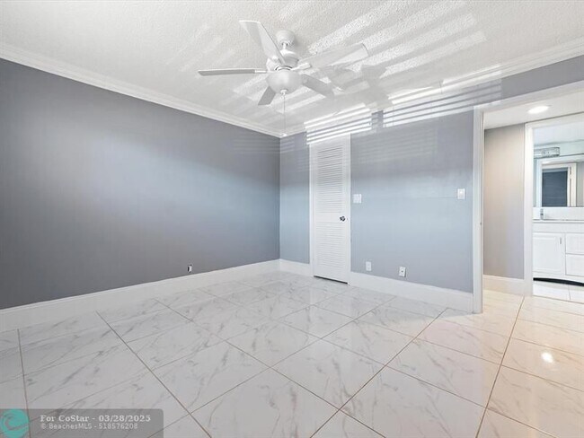Building Photo - 371 S Hollybrook Dr