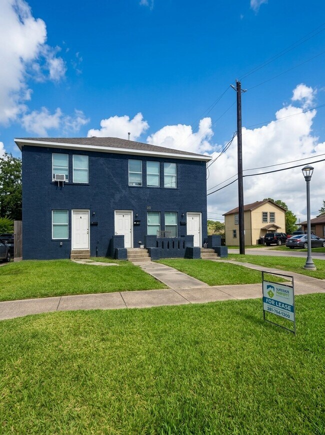Building Photo - 122 Pineview Dr