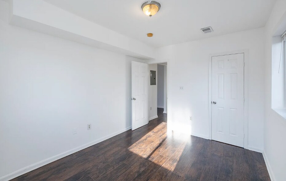 Building Photo - 506 Eastern Ave NE