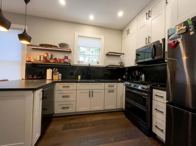 Building Photo - Furnished! In town! Walk to everything! Recently updated!