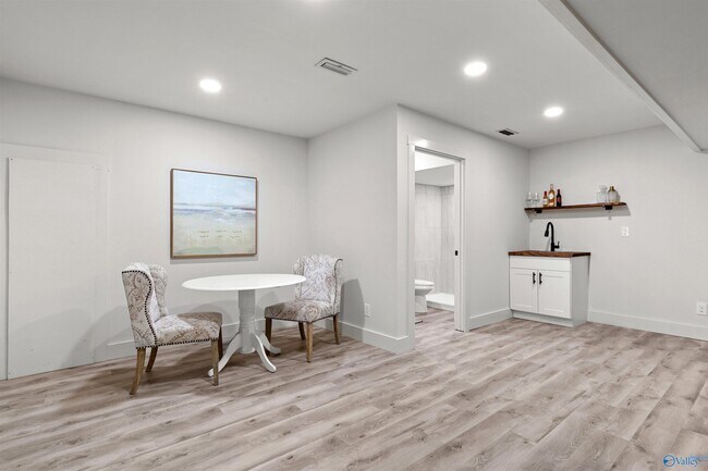 Building Photo - 7916 Valley View Dr SE