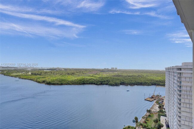Building Photo - 300 Bayview Dr