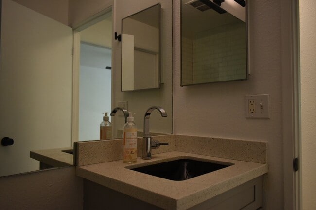 Building Photo - Kihei Villages - Unfurnished upstairs unit 2 bd/1.5 bath. Nicely remodeled.