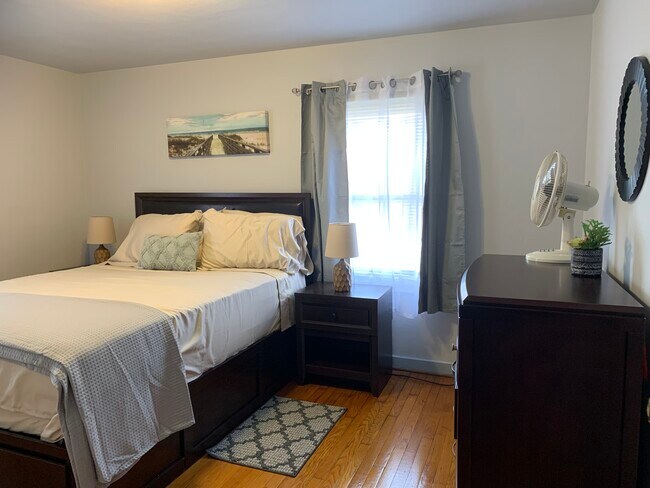 Building Photo - 2014 Davis Ave