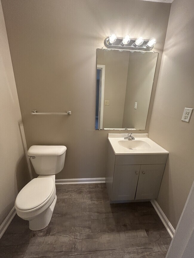 Building Photo - 2070 Carneal Ln