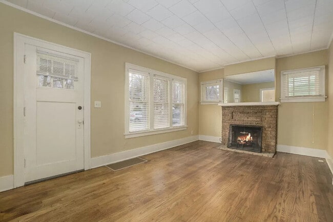 Building Photo - $1450- 2 Bedroom home, Renovated, NEW PICT...