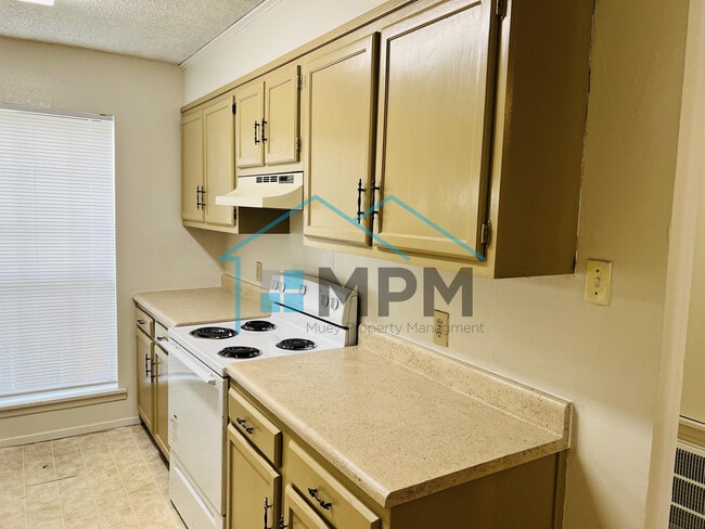 Building Photo - 7 Briarwood Cir