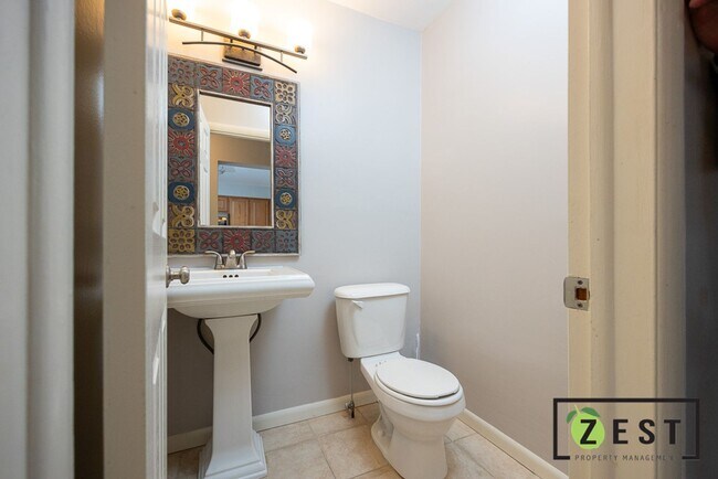 Building Photo - Beautiful 2 Bed 1.5 Bath Townhome available August 15th!
