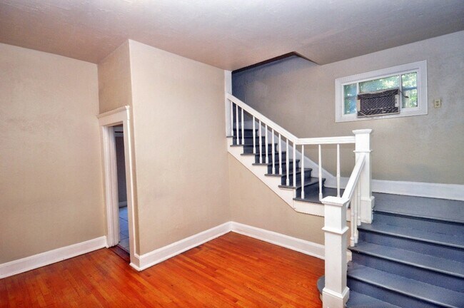 Building Photo - 642 W 3rd St