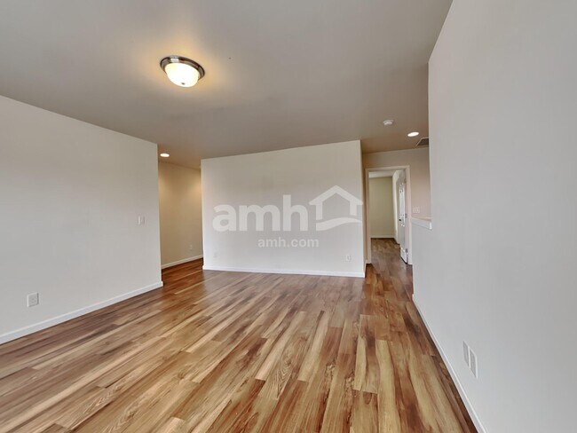 Building Photo - 2748 Moore Ave