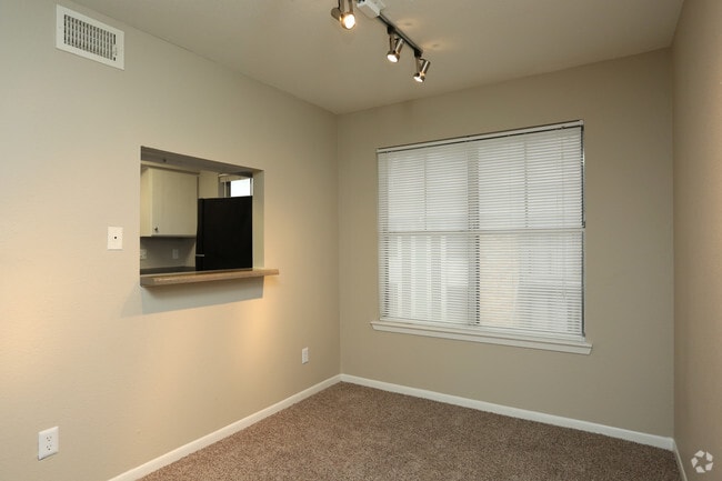 2BR, 1BA - 813SF - z - Historical - The Pointe