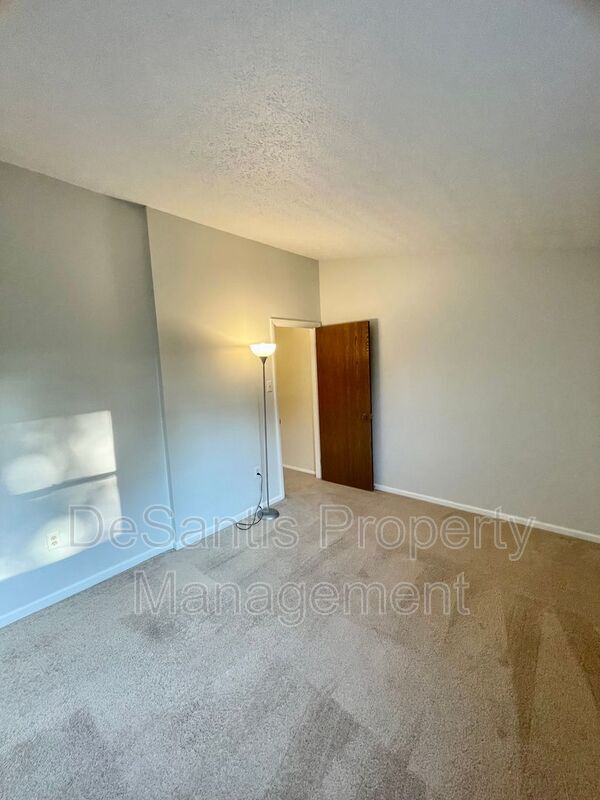 Building Photo - 925 Elm Ct