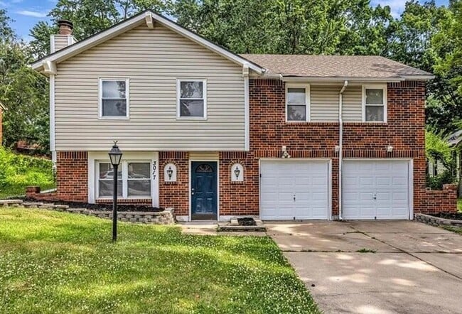 Primary Photo - Welcome home to this beautiful Blue Spring...