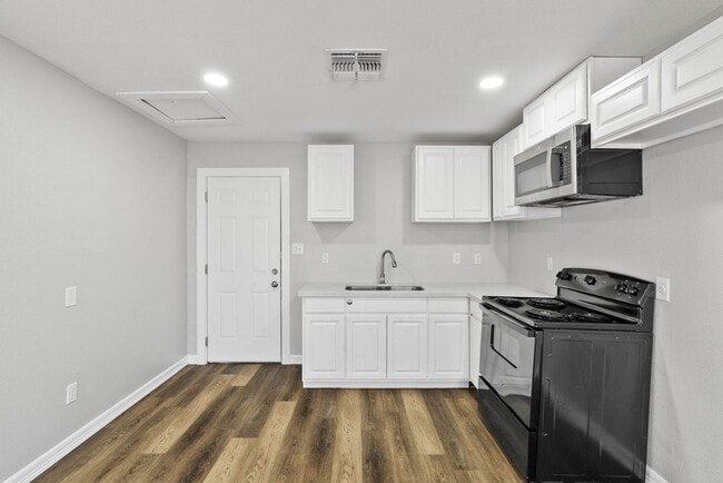 Building Photo - SPACIOUS TWO BEDROOM TWO BATH HOUSE!