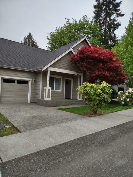 1 car garage - 25818 Arklow Pl NE