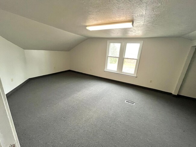 Building Photo - FIVE BEDROOM HOUSE !!. Just a four-minute ...