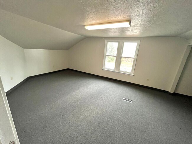 Building Photo - FIVE BEDROOM HOUSE !!. Just a four-minute commute away from PENN STATE BEHREND.