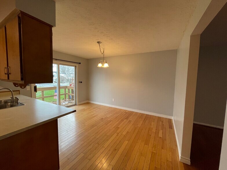 Building Photo - 1083 Cunningham Dr