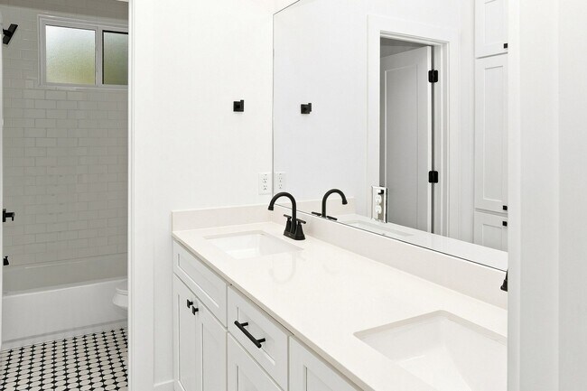 Building Photo - 1500 Sylvan Glade